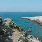 Da questo punto � possibile godere di un bel panorama. Siamo sull�alta costa di Polignano e da su, circondati dai fichi d�india, ammiriamo un�insenatura con un meraviglioso mare azzurro su cui ondeggia qualche barchetta